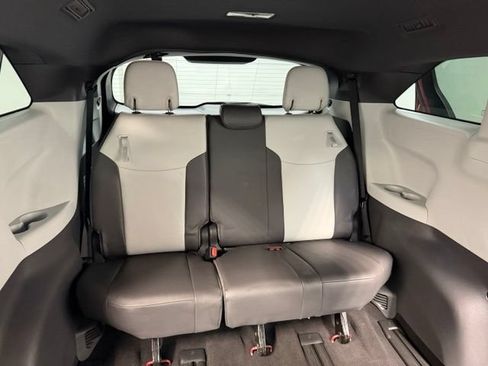 Used 2022 Toyota Sienna XLE FWD image 31