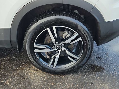 Used 2024 Volvo XC40 B5 Core image 29