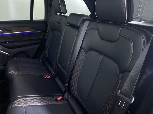 Used 2025 Jeep Grand Cherokee Summit w/ Obsidian Package image 15