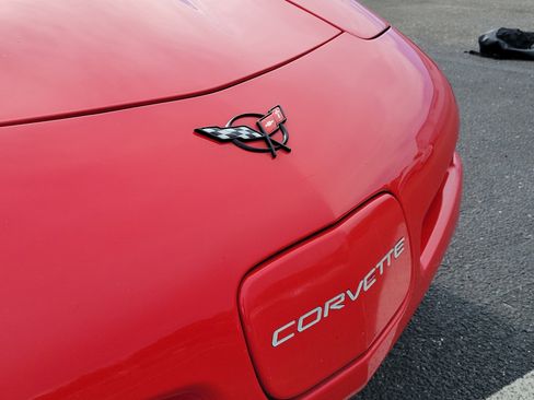 Used 2004 Chevrolet Corvette Coupe w/ Roof Package RWD image 8