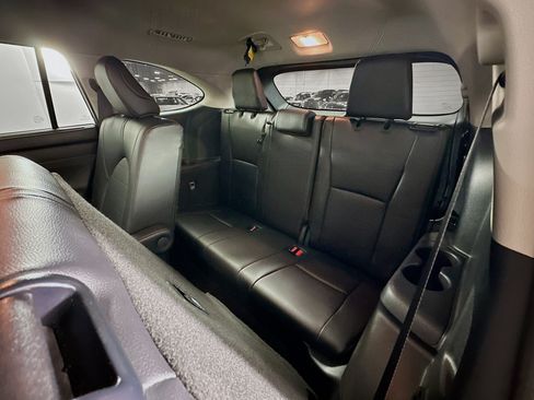 Used 2025 Toyota Highlander XLE FWD image 29