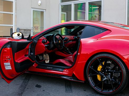 Used 2020 Ferrari 812 Superfast RWD image 74