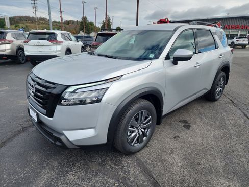 New 2025 Nissan Pathfinder SV w/ Black Appearance Package image 4