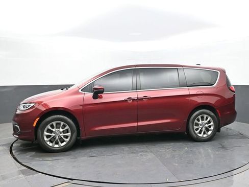 Used 2023 Chrysler Pacifica Touring-L AWD/4WD image 2