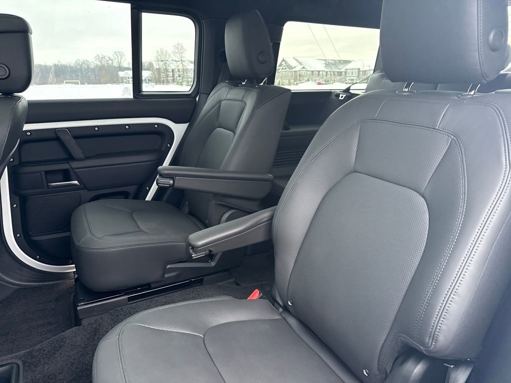 Used 2025 Land Rover Defender 130 X-Dynamic SE AWD/4WD image 12