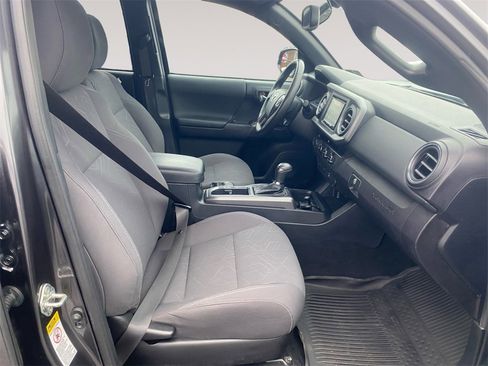 Used 2017 Toyota Tacoma TRD Sport w/ Tow Package (A/T) image 15