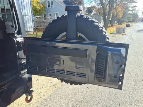 Used 2018 Jeep Wrangler Unlimited Rubicon w/ Connectivity Group AWD/4WD image 28