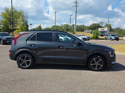 Used 2023 Kia Niro EX FWD image 2