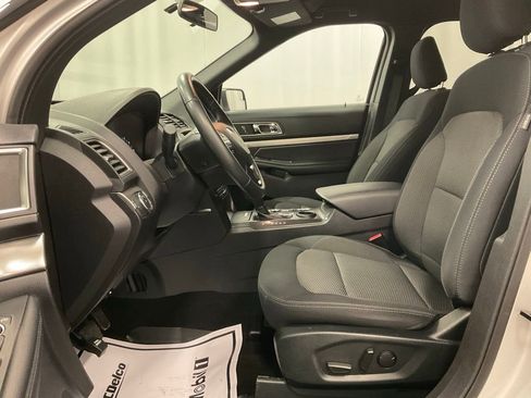 Used 2019 Ford Explorer XLT image 4