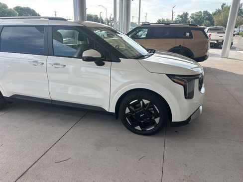 Certified 2025 Kia Carnival EX image 1