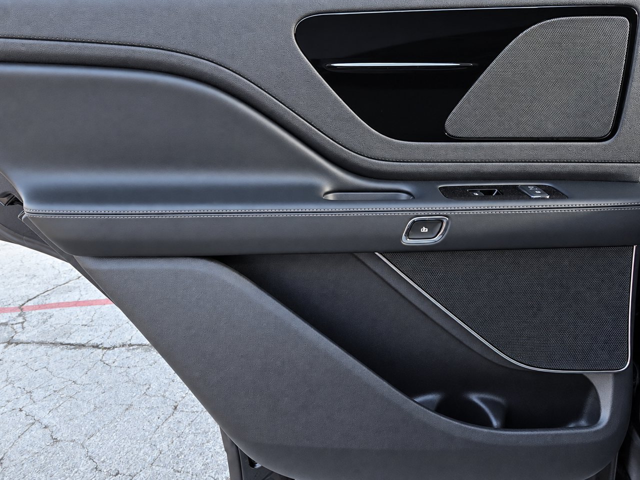 Used 2025 Lincoln Aviator AWD image 25