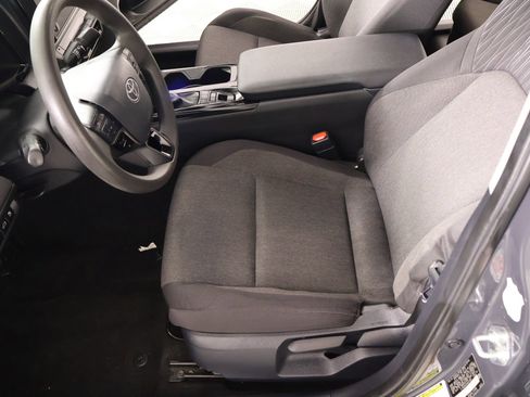 Used 2025 Toyota Camry LE FWD image 10