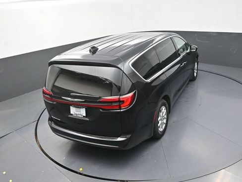 Used 2023 Chrysler Pacifica Touring-L FWD image 17