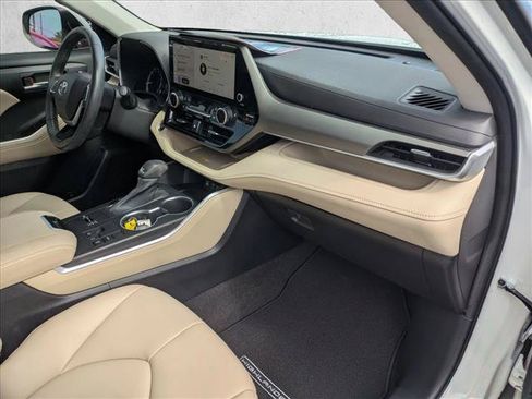 Used 2023 Toyota Highlander XLE FWD image 19