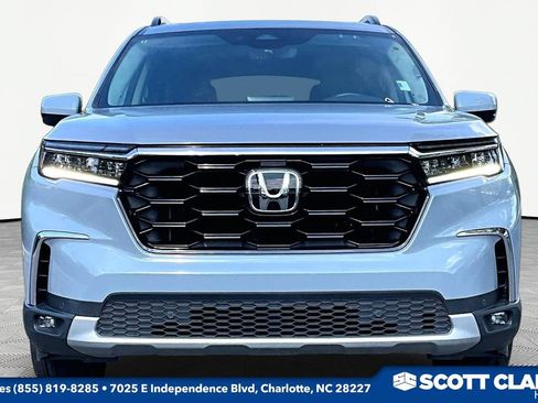 Used 2025 Honda Pilot Touring image 2