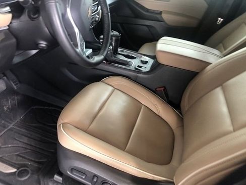 Used 2023 Chevrolet Traverse Premier image 2