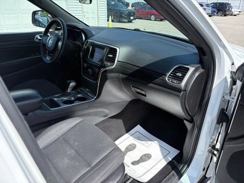 Used 2019 Jeep Grand Cherokee Laredo AWD/4WD image 35