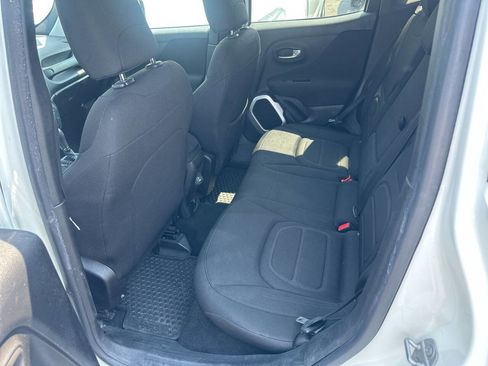 Used 2018 Jeep Renegade Latitude w/ Cold Weather Group image 10