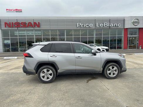 Used 2020 Toyota RAV4 XLE w/ Convenience Package FWD image 5