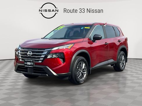 Used 2025 Nissan Rogue S AWD/4WD image 2