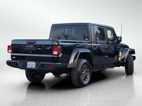 Used 2022 Jeep Gladiator Sport image 4