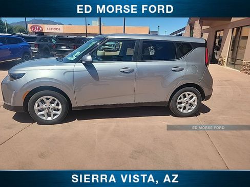 Used 2025 Kia Soul LX FWD image 3