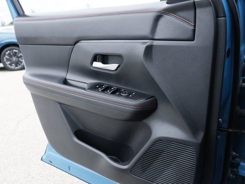 Used 2025 Nissan Kicks SR FWD image 18