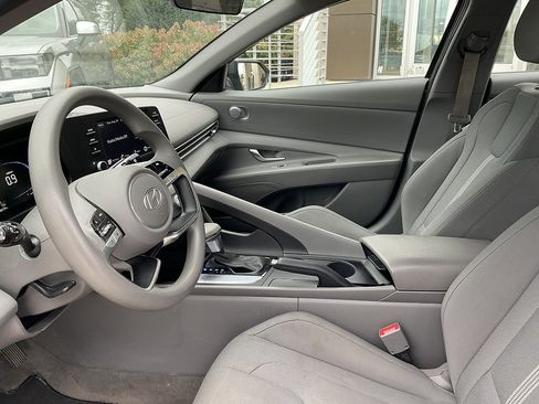 Certified 2024 Hyundai Elantra SE FWD image 2