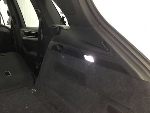 Used 2024 Porsche Cayenne AWD/4WD image 40
