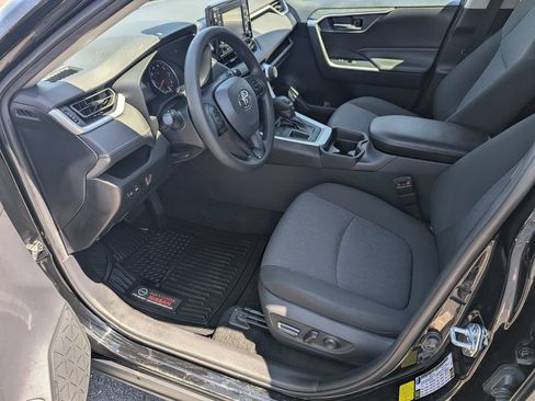 Used 2021 Toyota RAV4 XLE FWD image 9