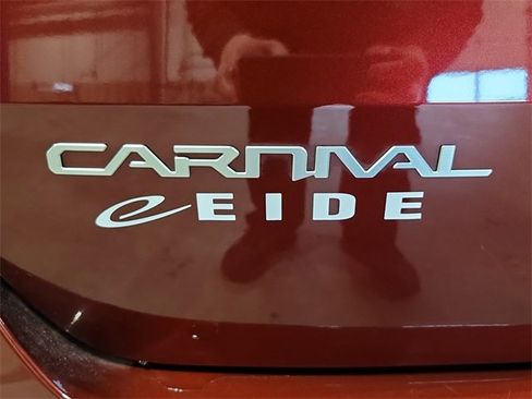 Used 2024 Kia Carnival LX image 12