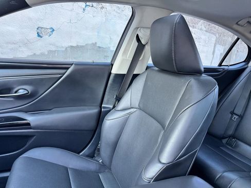 Used 2022 Lexus ES 300h w/ Accessory Package 2 image 18