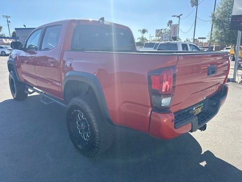 Used 2018 Toyota Tacoma TRD Off-Road w/ Technology Package AWD/4WD image 4