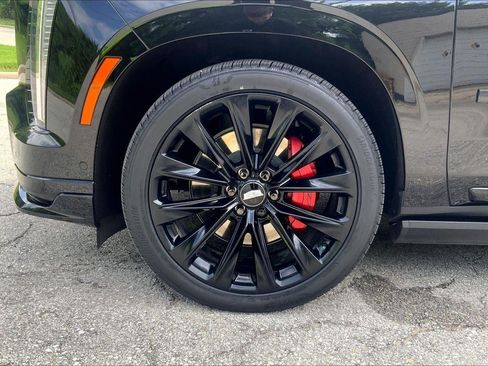 Certified 2025 Cadillac Escalade ESV V w/ LPO, ONYX Package AWD/4WD image 9