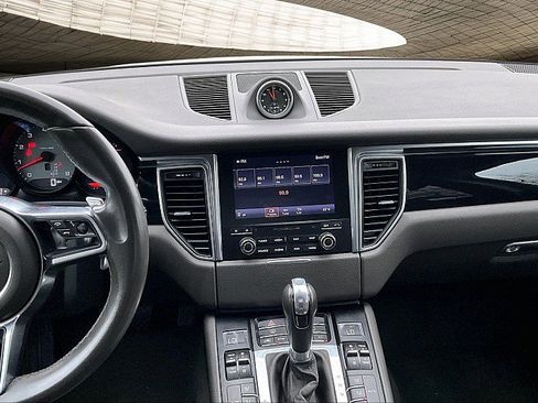 Used 2017 Porsche Macan S image 6