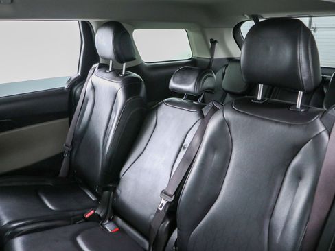 Used 2025 Kia Carnival FWD image 25