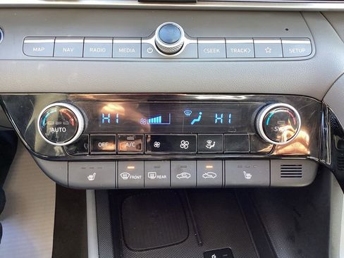 Used 2025 Hyundai Elantra SEL image 23