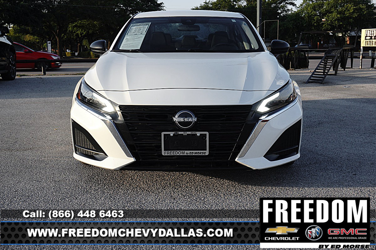 Used 2025 Nissan Altima 2.5 SV FWD image 2