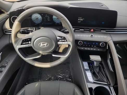 Used 2025 Hyundai Elantra SEL image 27