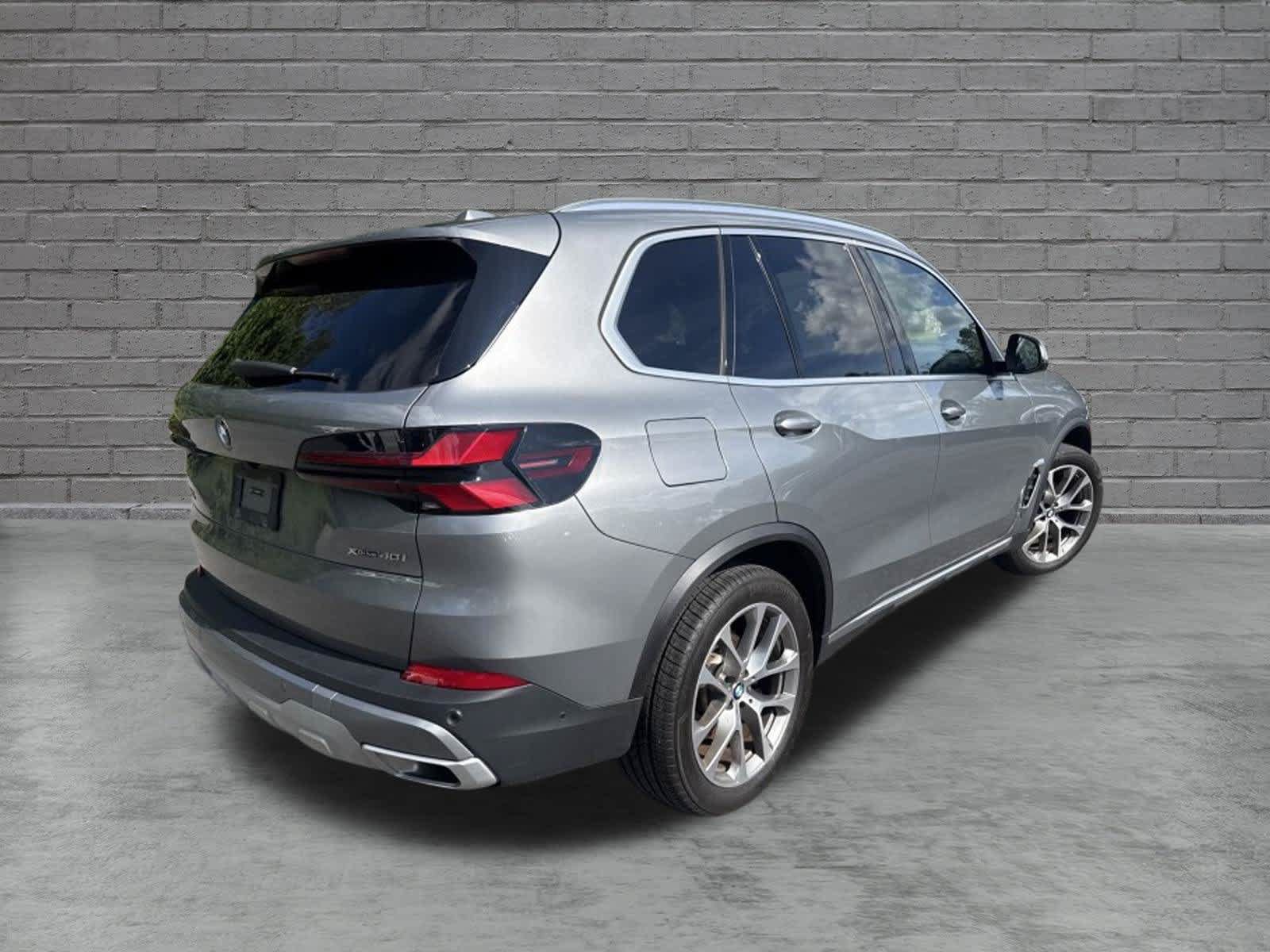 Used 2024 BMW X5 xDrive40i w/ Premium Package AWD/4WD image 4