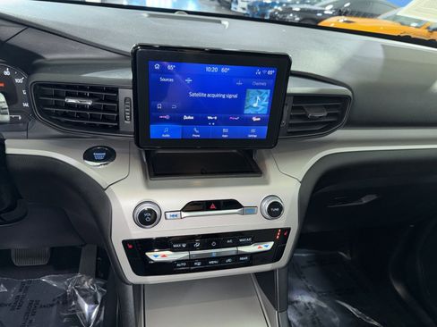 Used 2023 Ford Explorer XLT AWD/4WD image 21