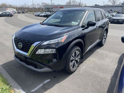 Used 2023 Nissan Rogue SV image 3