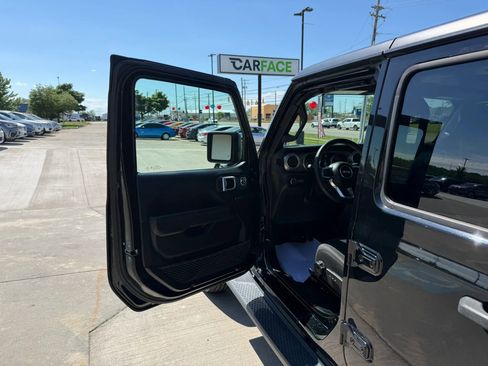 Used 2018 Jeep Wrangler Unlimited Sahara w/ LED Lighting Group AWD/4WD image 17