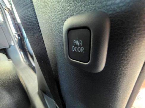 Used 2026 Toyota Sienna XLE FWD image 59