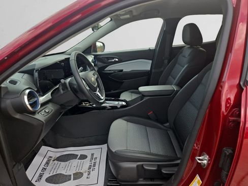 Used 2025 Chevrolet Trax LT w/ LT Convenience Package image 9