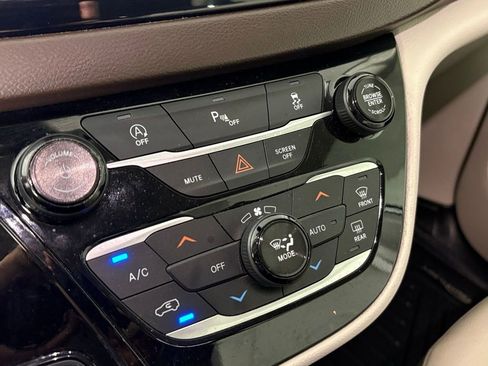 Used 2018 Chrysler Pacifica Touring-L w/ Premium Audio Group image 28