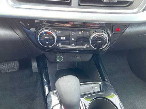 Used 2025 Chevrolet Trax LT w/ LT Convenience Package FWD image 17