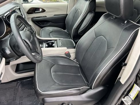 Used 2023 Chrysler Pacifica Limited FWD image 19