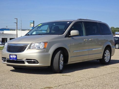 Used 2016 Chrysler Town & Country Touring FWD image 15