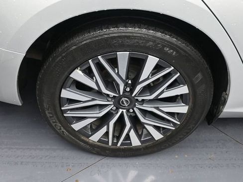 Used 2024 Nissan Altima 2.5 SV FWD image 10